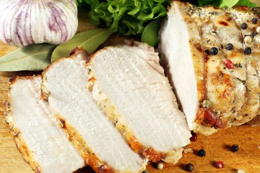 kavrulmuş pork loin ahşap zemin üzerinde otlar ile