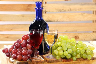 Kırmızı ve beyaz şarap üzüm ahşap zemin ile