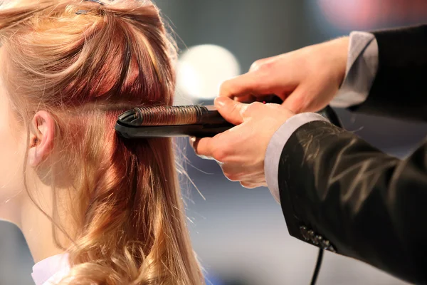 Cabeleireiro vira cabelo frisando ferro da menina — Fotografia de Stock