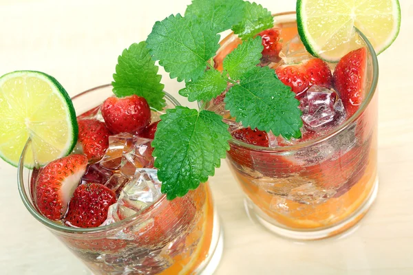 彩色的饮料与橙、 草莓、 石灰和冰 — 图库照片