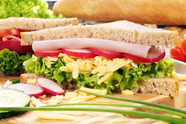 jambon, peynir ve turp ahşap zemin üzerinde sandviç