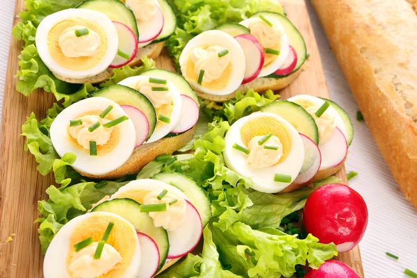 Sandwich mit Ei, Rettich und Gurke auf Holz-Hintergrund — Stockfoto