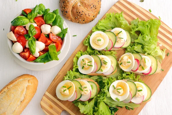 Sandwich con uova e insalata caprese. Pomodoro e mozzarella con — Foto Stock