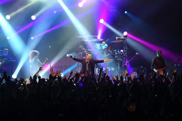 POZNAN, POLAND - MARCH 01: Scottish music band Simple Minds performs at Sala Ziemi MTP March 01, 2014 in Poznan, Poland. — Stock Photo, Image