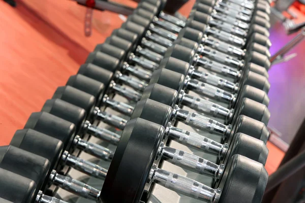 Dumbbells weights lined up in a fitness studio — Stock Photo, Image