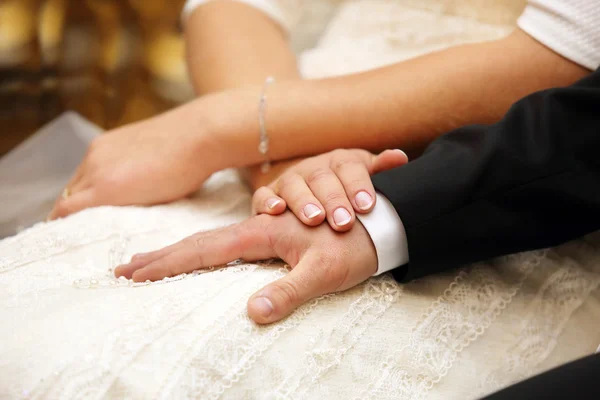 カトリック教会で新婚夫婦 — ストック写真