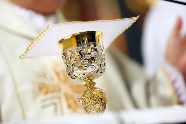 Cálice no altar durante a missa — Fotografia de Stock