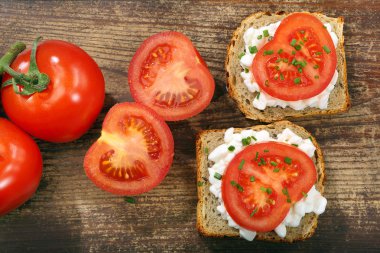 süzme peynir ve domates ahşap zemin ile sandviç