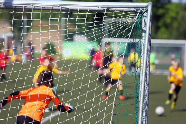 Young boys play football match — Stock Photo, Image