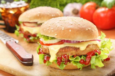 Taze sebzeli ev yapımı hamburger.