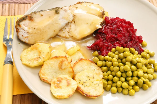 Gedeelte van gebraden kalkoenfilet in kruiden met gebakken aardappelen, bee — Stockfoto