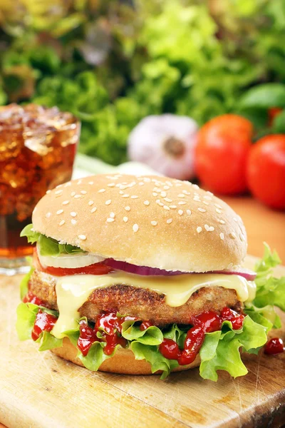 Hamburguesa casera con verduras frescas — Foto de Stock