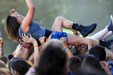 Jarocin, Polonya - 20 Temmuz: bir rock konserinde genç kız