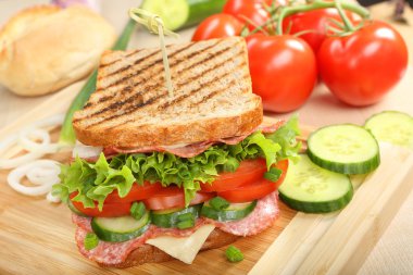 peynir ve salam ahşap zemin üzerinde sandviç