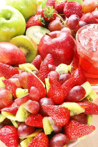 Gesunder Obstsalat mit Erdbeer-Trauben-Apfel und Kiwi - heilen — Stockfoto