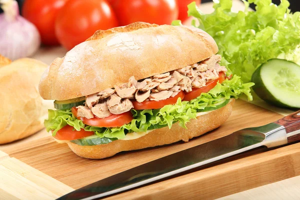 Smörgås med tonfisk och tomat på trä bakgrund — Stockfoto