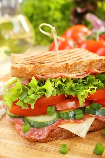 Sandwich mit Käse und Salami auf Holz-Hintergrund — Stockfoto