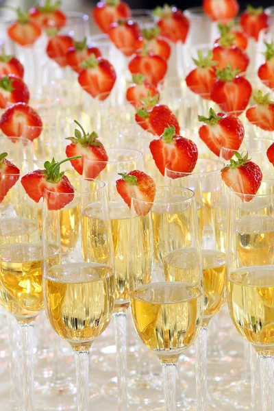 Copas de champán con fresa —  Fotos de Stock