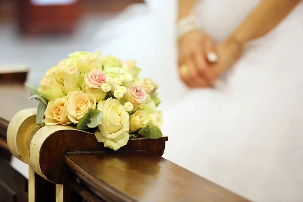 Bridal wedding bouquet lying on the hassock during the marriage — Stock Photo, Image