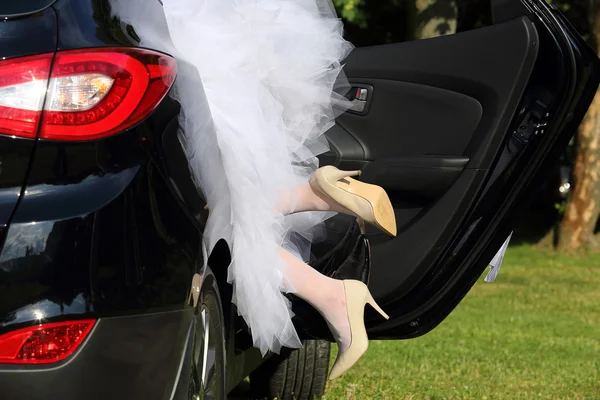 Newlyweds loving in the car after wedding ceremony — Stock Photo, Image