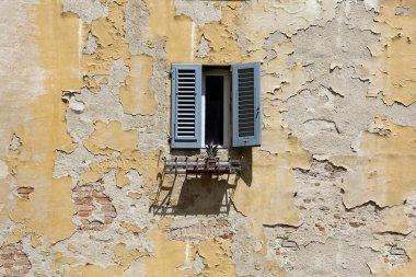 이탈리아 야드에 창을 열으십시오