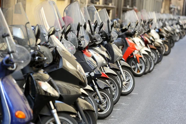 Ряд скутеров на итальянской улице — стоковое фото