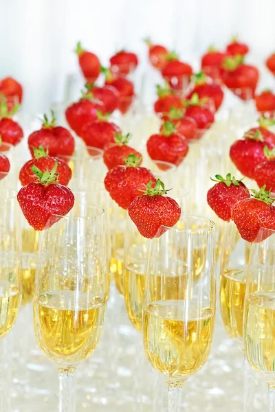Copas de champán con fresa —  Fotos de Stock