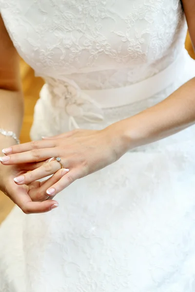 Joven novia poniendo anillo de compromiso — Foto de Stock