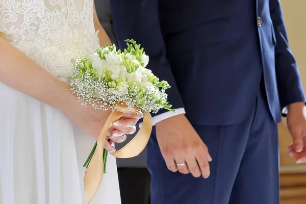 Свадебный Букет Руках Невесты Время Свадебной Церемонии Церкви — стоковое фото