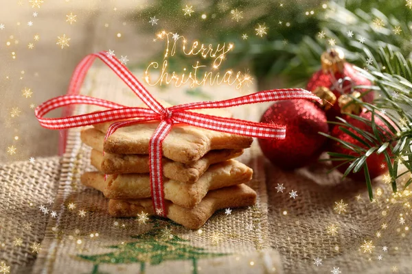 メリークリスマスの碑文と木製の背景に装飾とクリスマスクッキー — ストック写真