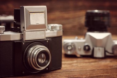 Ahşap masada eski model kameralar ve metin için boş alan