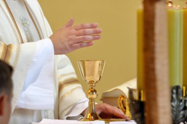 Kadeh mihrapta ve rahip arka planda ayini kutluyor ve metin için boşluk var.