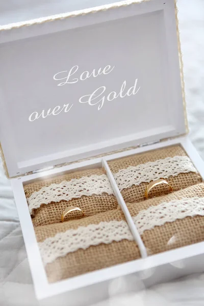 Gouden Trouwringen Een Houten Doos Met Woorden Love Gold Lege — Stockfoto