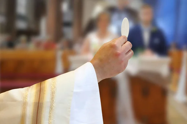 Santo Anfitrión Las Manos Del Sacerdote Altar Durante Celebración Misa —  Fotos de Stock