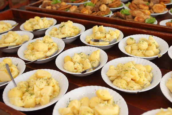 Batatas Cozidas Prontas Para Servir Serviço Catering Fotos De Bancos De Imagens