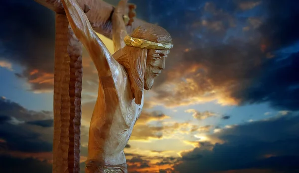 Ιησούς Χριστός Στο Σταυρό Γλυπτική Κατά Ηλιοβασίλεμα Ουρανό Στο Παρασκήνιο Εικόνα Αρχείου