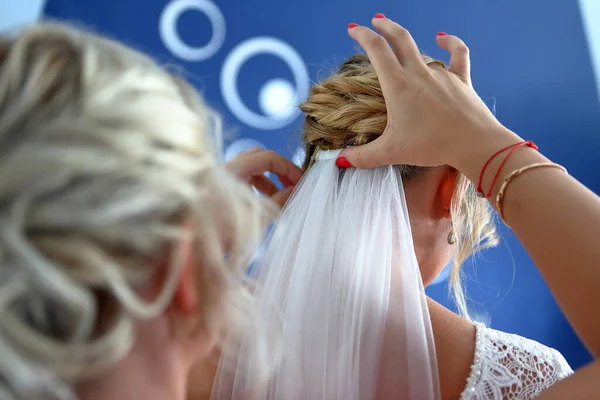 Beautiful Bride White Veil Put Witness Back Hands Close — Stock Photo, Image