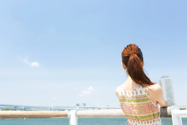 Belle jeune femme sur la plage vacances d'été — Photo