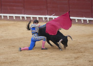 Paco Hidalgo de rodillas