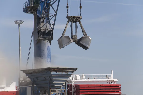 Déchargement du godet de grue — Photo