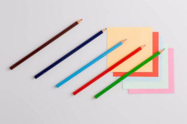 Renkli bir kağıda kurşun kalemler.