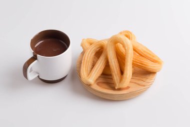 Bir fincan sütlü çikolata ve churros.