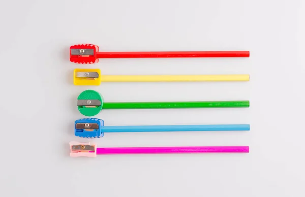 Kolorowe Ołówki Temperówki Ołówkowe Tych Samych Kolorach — Zdjęcie stockowe