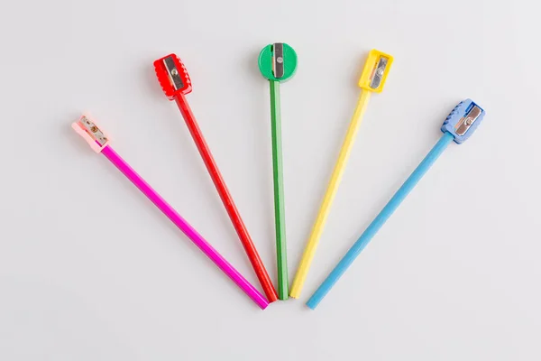 颜色相同的铅笔和削笔器 — 图库照片