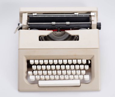 Ofislerde, okullarda ve yazarlarda kullanılan klasik daktilo