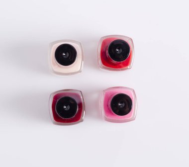 Kadın yüzü için farklı renkte makyaj