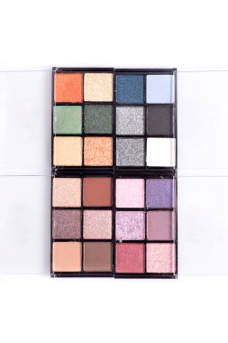 Kadın yüzü için farklı renkte makyaj