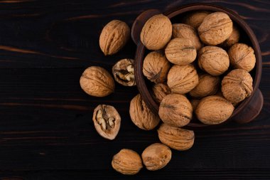 Ahşap arka planda ceviz kabı. Üst görünüm.