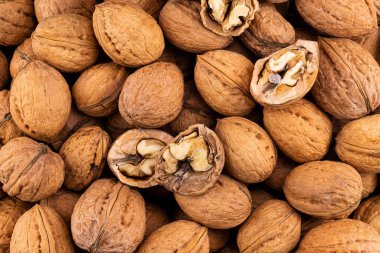 Kabuklu ve kabuksuz ceviz. Taze ceviz arkaplan dokusu.