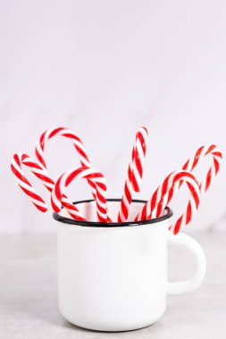 Hafif arka planda bir fincanda şeker kamışı. Noel arkaplanı.